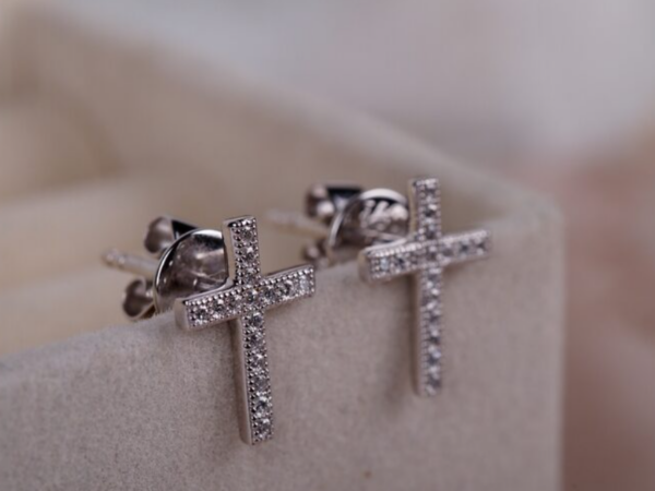 Brinco de coração, estrela ou cruz: Qual forma é a tendência do momento? dicas de styling para todos os tipos de rosto!