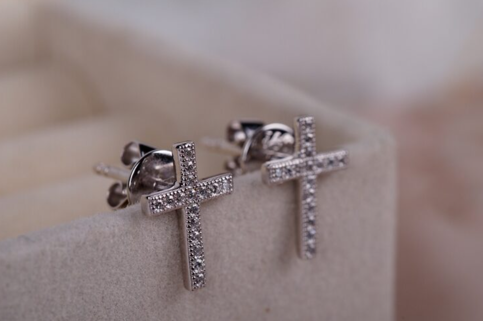 Brinco de coração, estrela ou cruz: Qual forma é a tendência do momento? dicas de styling para todos os tipos de rosto!