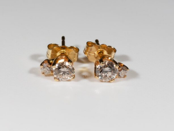 Brinco Cravejado: Ouro 18K ou 10K? Descubra a Diferença Essencial para Ter o Brilho Perfeito sem Gastar uma Fortuna!