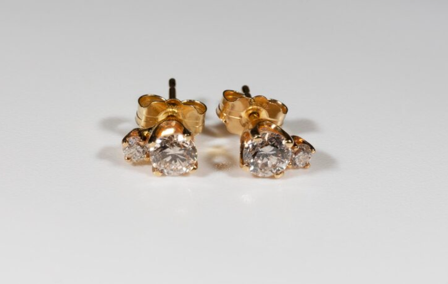 Brinco Cravejado: Ouro 18K ou 10K? Descubra a Diferença Essencial para Ter o Brilho Perfeito sem Gastar uma Fortuna!