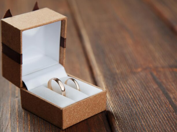 Aliança de Noivado de Ouro: Solitário ou Meia-Aliança? O Guia para Escolher a Joia Ideal para o Pedido Perfeito!