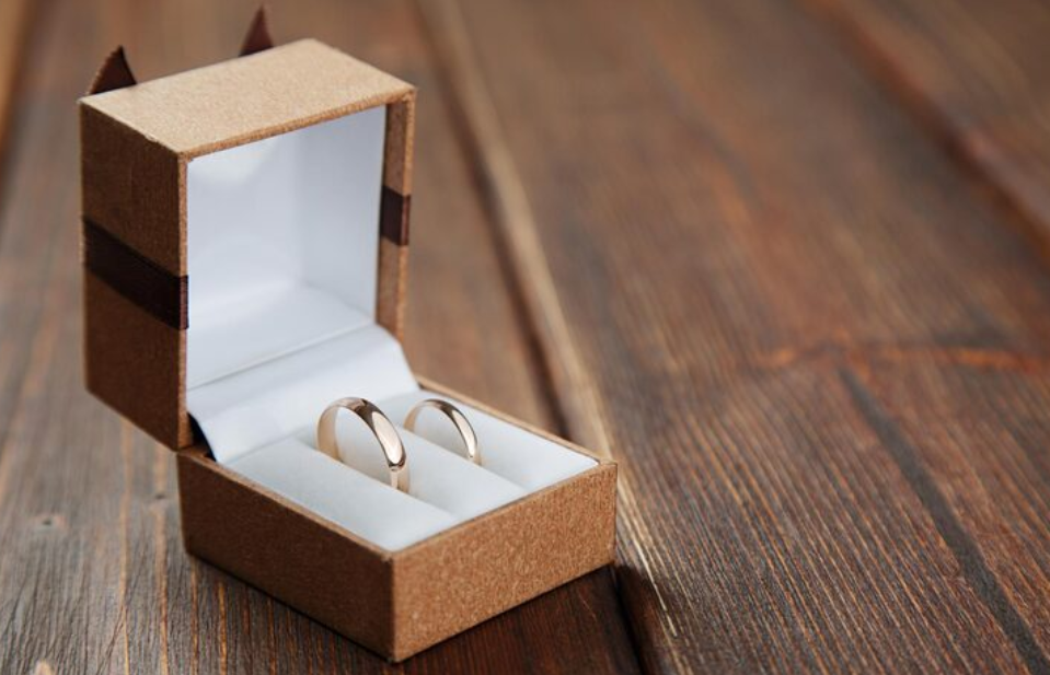 Aliança de Noivado de Ouro: Solitário ou Meia-Aliança? O Guia para Escolher a Joia Ideal para o Pedido Perfeito!